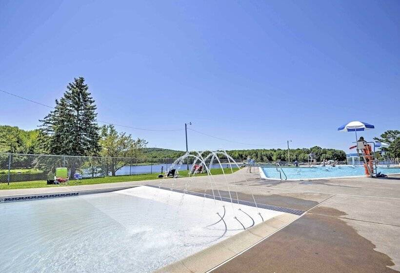 Arrowhead Lake Amenities: Quaint Home W/ Fireplace