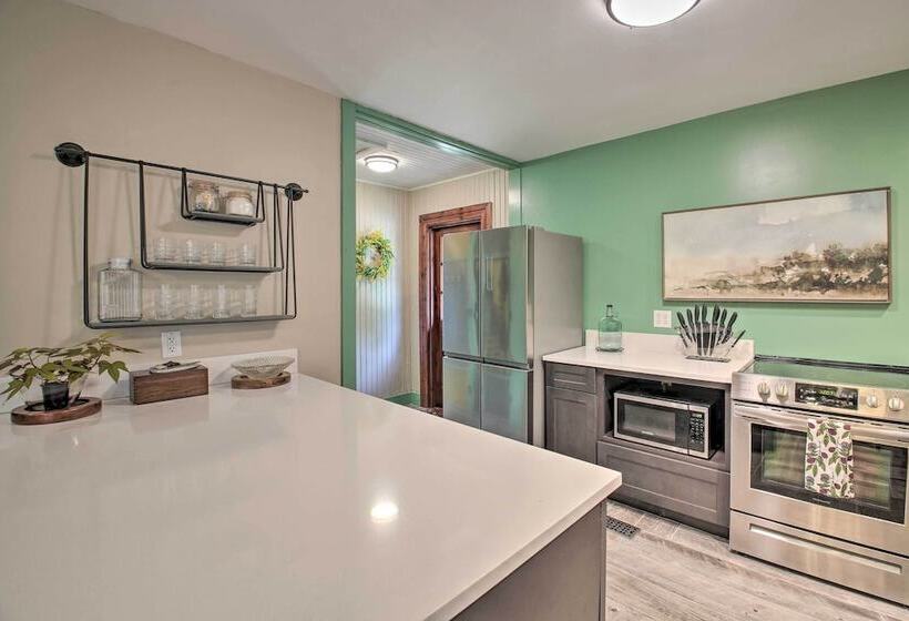 2 Mi To Central Ave: Quaint Hot Springs Home!