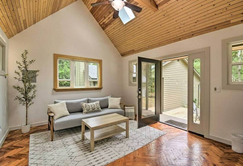 Quaint Northwestern Home W/ Beach Access!