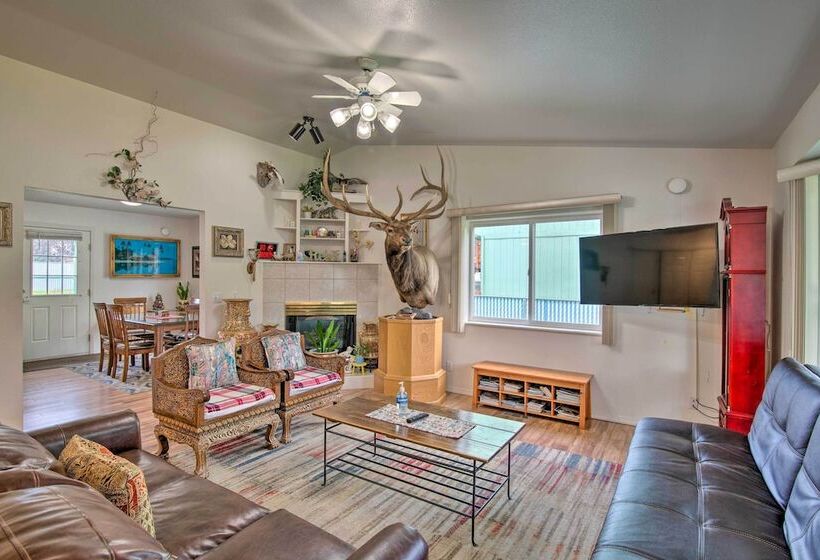 Quaint Ranch Home W/ Yard In Midtown Anchorage!