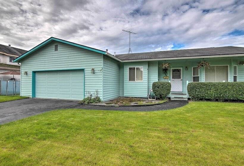 Quaint Ranch Home W/ Yard In Midtown Anchorage!