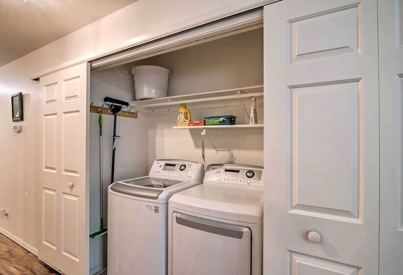 Quaint Ranch Home W/ Yard In Midtown Anchorage!