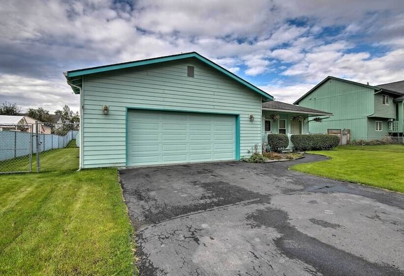 Quaint Ranch Home W/ Yard In Midtown Anchorage!