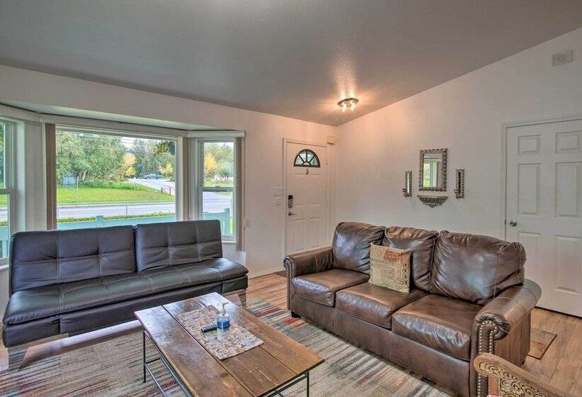 Quaint Ranch Home W/ Yard In Midtown Anchorage!