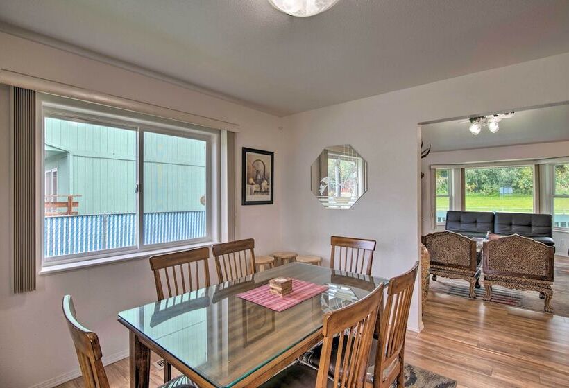 Quaint Ranch Home W/ Yard In Midtown Anchorage!