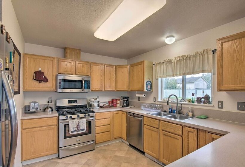 Quaint Ranch Home W/ Yard In Midtown Anchorage!