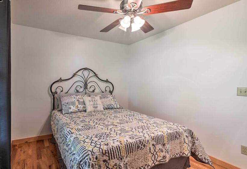 Quiet & Cozy Omaha Cabin ~ 20 Mi To Branson!