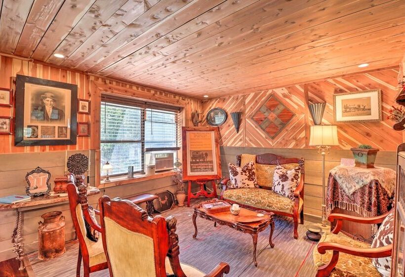 Quiet, Historic Manor: Located In Ghost Town!