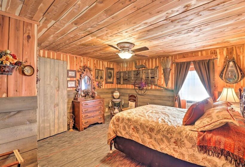 Quiet, Historic Manor: Located In Ghost Town!