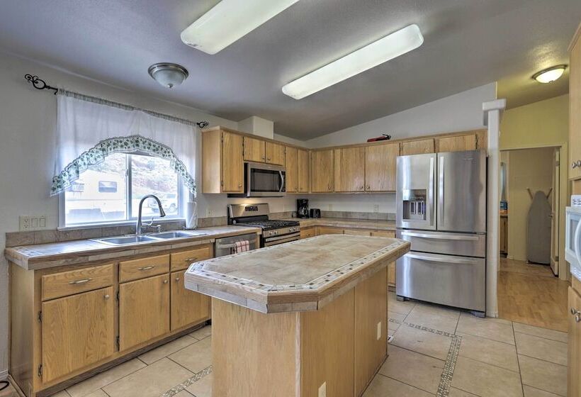 Red Rock Rambler Moab Home W/ Hot Tub & Views!