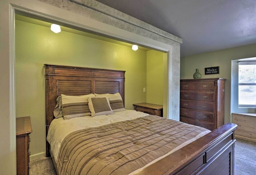 Red Rock Rambler Moab Home W/ Hot Tub & Views!