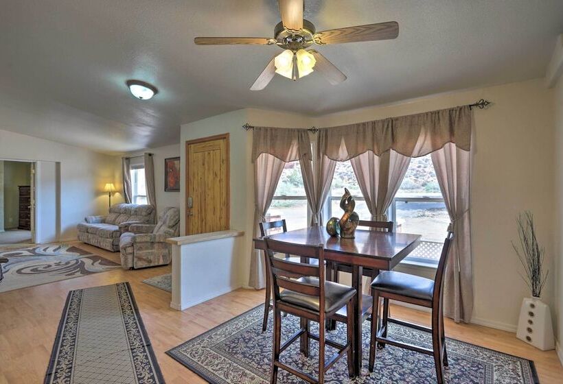 Red Rock Rambler Moab Home W/ Hot Tub & Views!