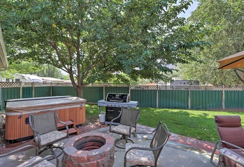 Red Rock Rambler Moab Home W/ Hot Tub & Views!