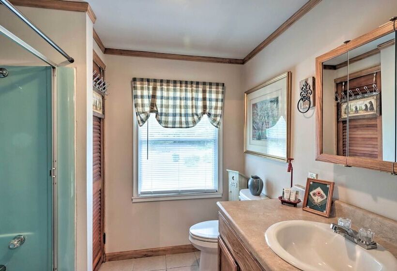 Relaxing Eagle Rock Resort Home   1 Block To Lake!