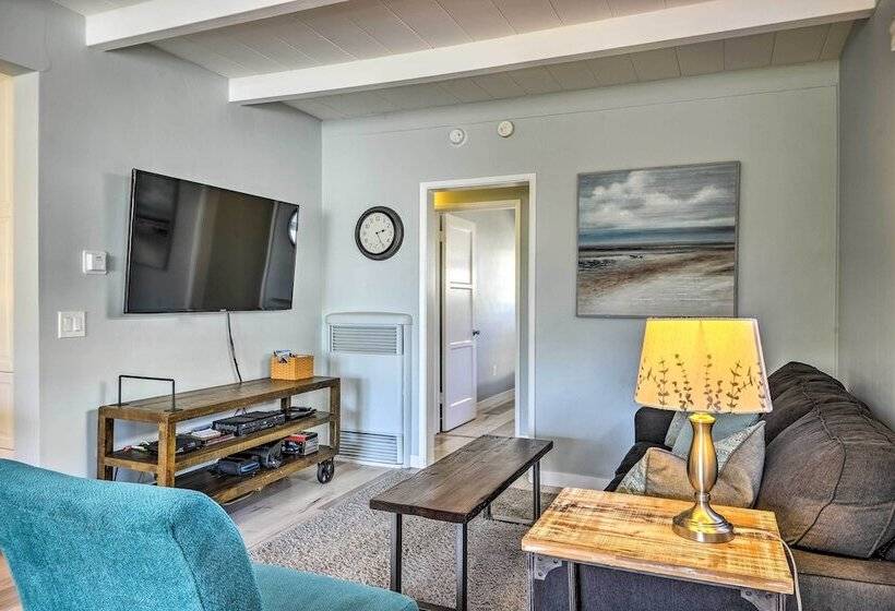 Remodeled Ventura Beach Home With Yard & Fire Pit!