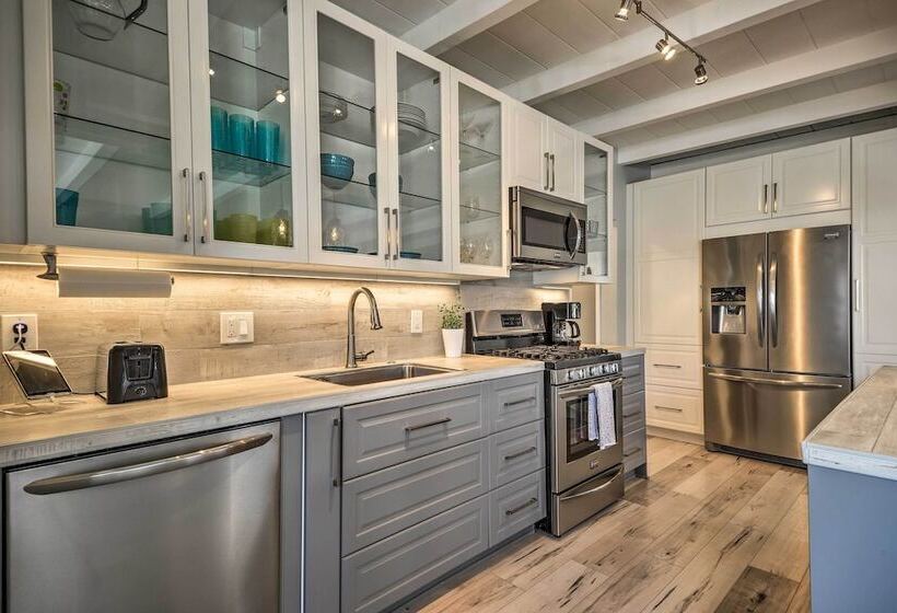 Remodeled Ventura Beach Home With Yard & Fire Pit!