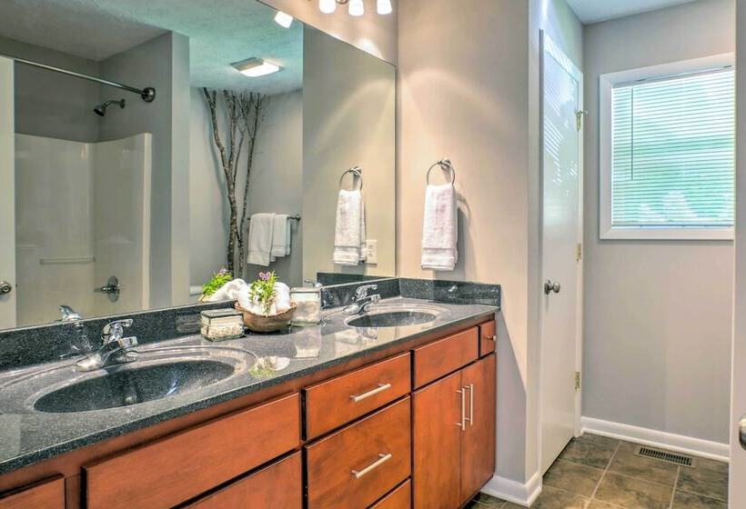 Lak Haus: Resort Style Home On Tims Ford Lake!