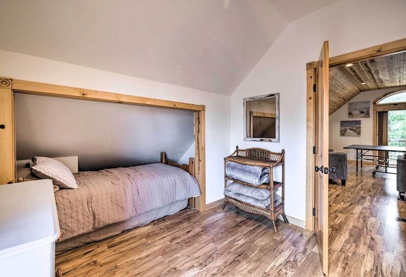 Rockaway Beach Hideaway W/ Hot Tub & Fireplace!