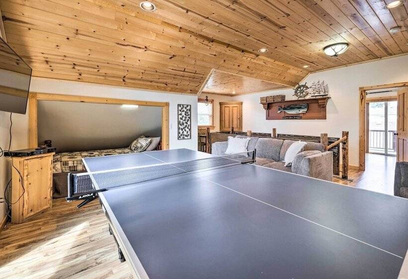 Rockaway Beach Hideaway W/ Hot Tub & Fireplace!