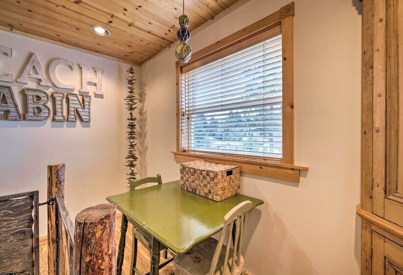 Rockaway Beach Hideaway W/ Hot Tub & Fireplace!