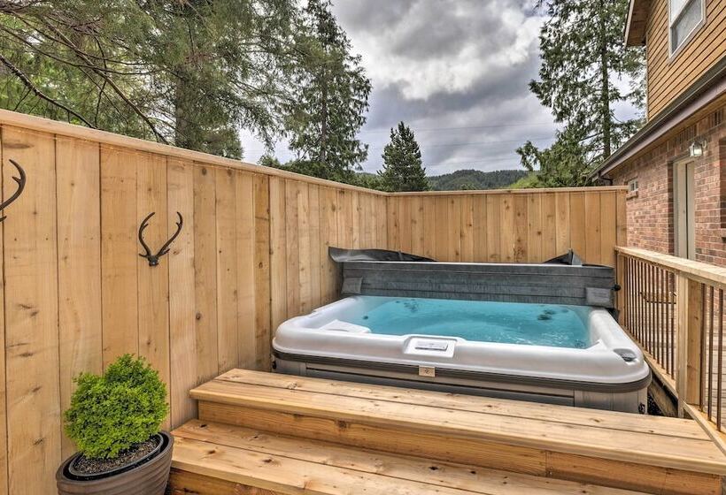 Rockaway Beach Hideaway W/ Hot Tub & Fireplace!