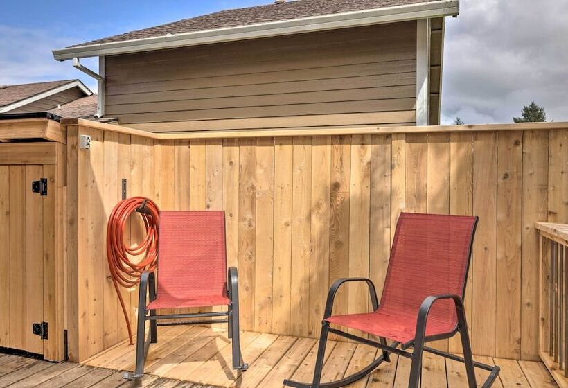 Rockaway Beach Hideaway W/ Hot Tub & Fireplace!