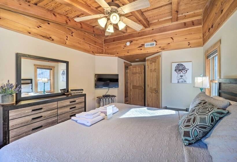 Peaceful  Rocky Creek Cabin  W/ Hot Tub & Views!
