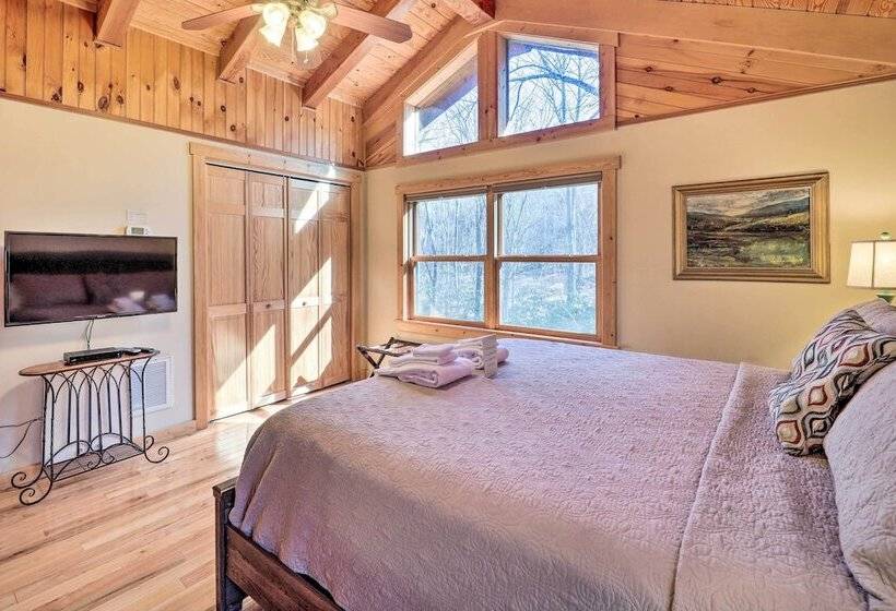 Peaceful  Rocky Creek Cabin  W/ Hot Tub & Views!