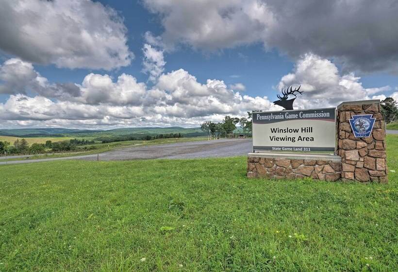 Rustic Benezette Cabin: Porch, Hot Tub & Fire Pit