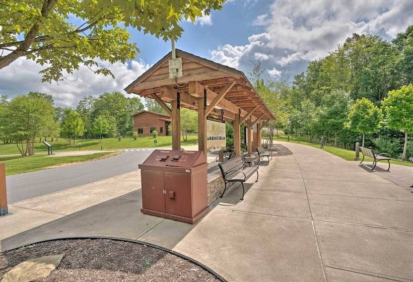 Rustic Benezette Cabin: Porch, Hot Tub & Fire Pit
