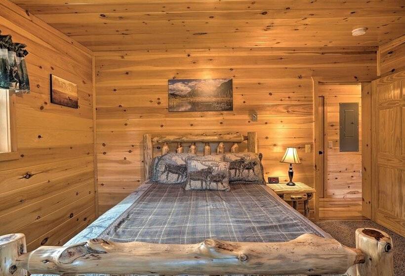 Rustic Benezette Cabin: Porch, Hot Tub & Fire Pit