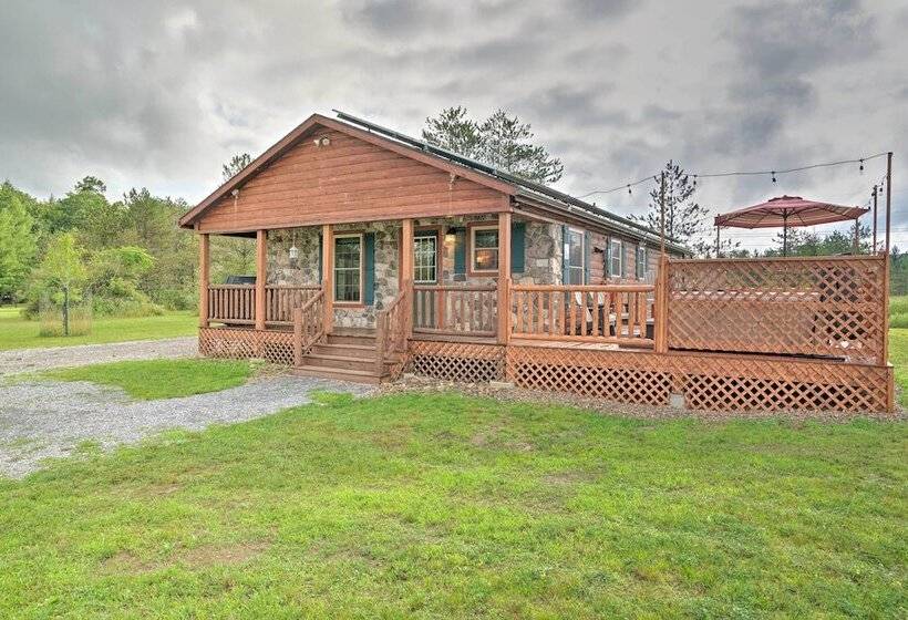 Rustic Benezette Cabin: Porch, Hot Tub & Fire Pit