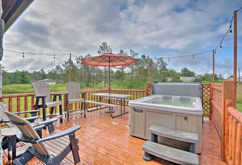 Rustic Benezette Cabin: Porch, Hot Tub & Fire Pit