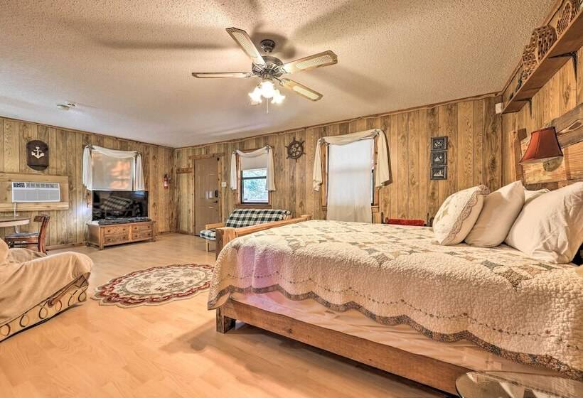 Rustic Canyon Lake Cabins W/ Hot Tub On ~ 3 Acres