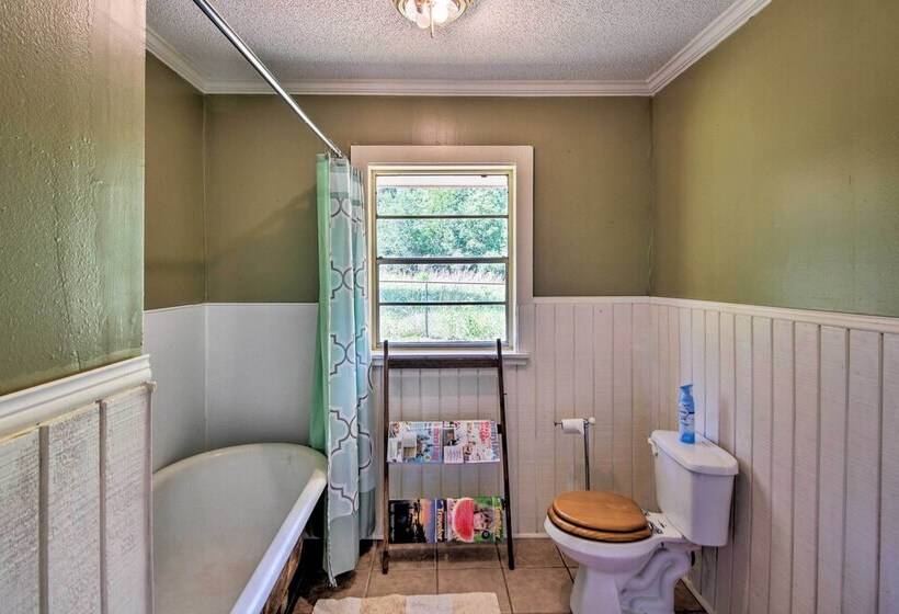 Secluded Baton Rouge Area Hideaway W/ Lawn!