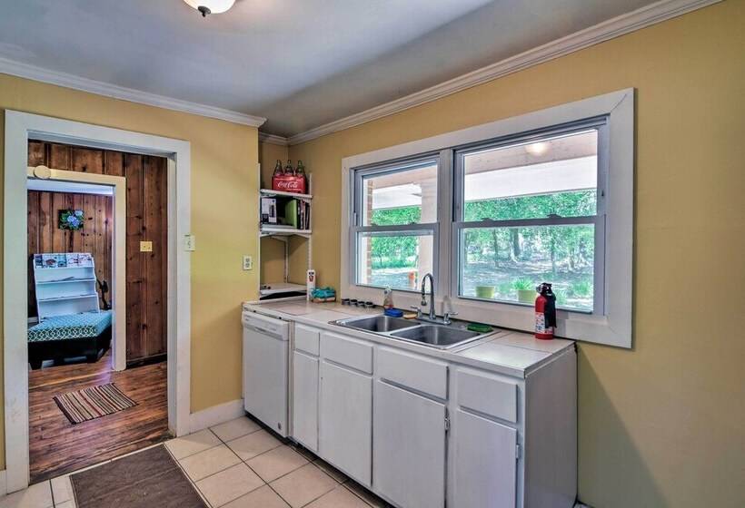 Secluded Baton Rouge Area Hideaway W/ Lawn!