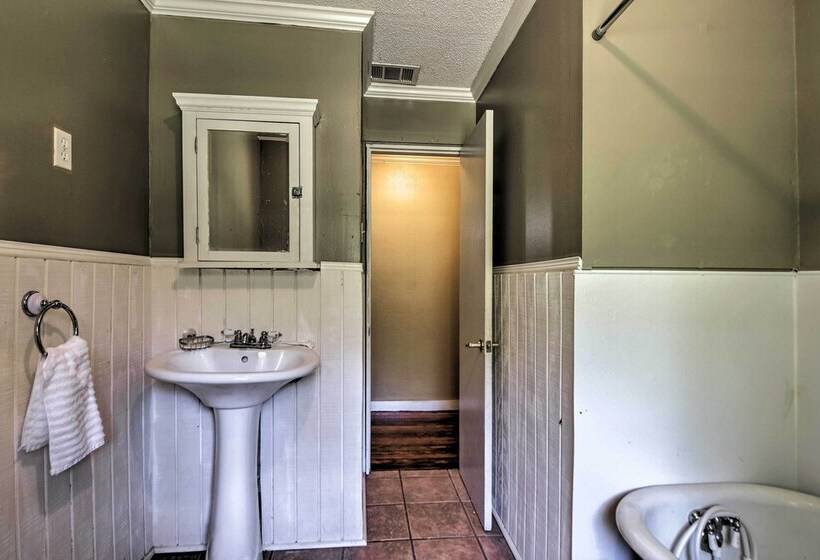 Secluded Baton Rouge Area Hideaway W/ Lawn!