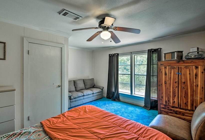 Secluded Baton Rouge Area Hideaway W/ Lawn!