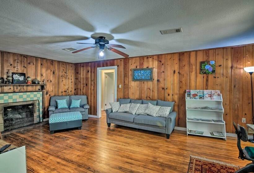 Secluded Baton Rouge Area Hideaway W/ Lawn!