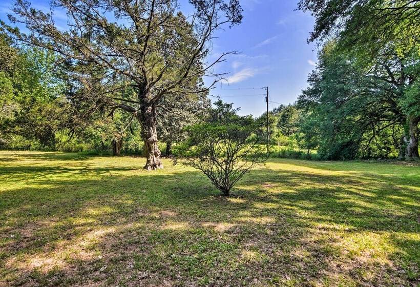 Secluded Baton Rouge Area Hideaway W/ Lawn!