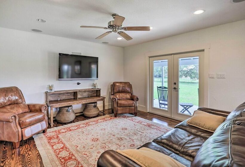 Secluded Texas Farmhouse: 12 Mi To La Grange!
