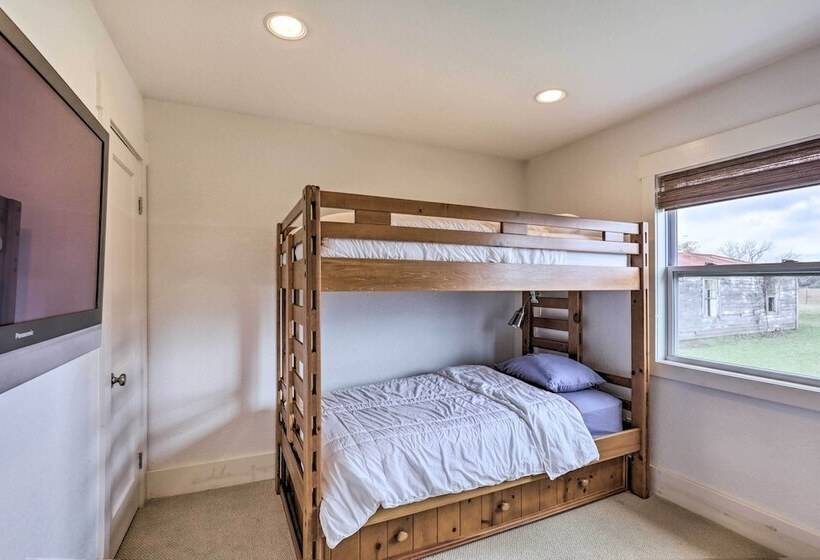 Secluded Texas Farmhouse: 12 Mi To La Grange!