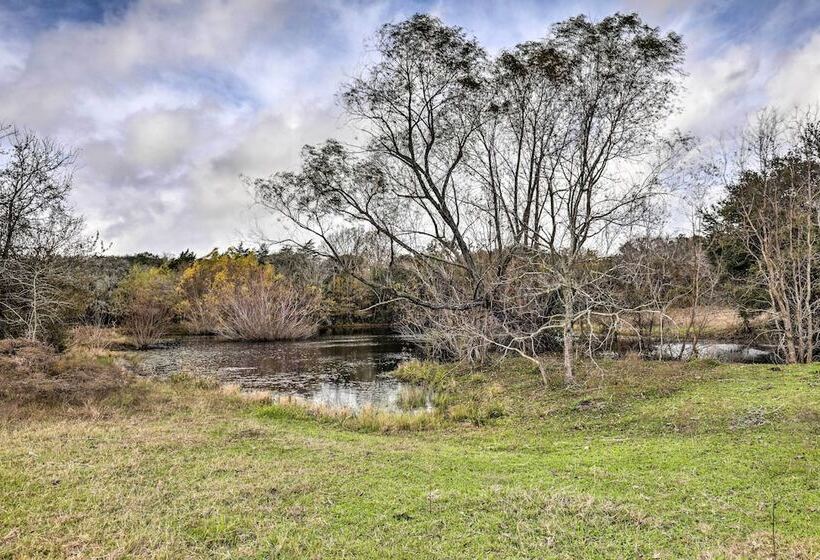 Secluded Texas Farmhouse: 12 Mi To La Grange!