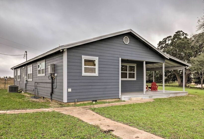 Secluded Texas Farmhouse: 12 Mi To La Grange!