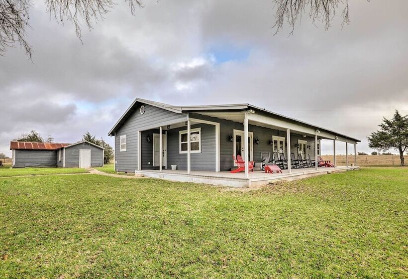 Secluded Texas Farmhouse: 12 Mi To La Grange!