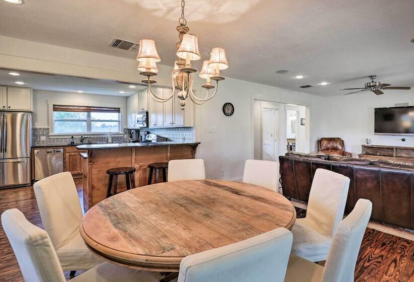 Secluded Texas Farmhouse: 12 Mi To La Grange!