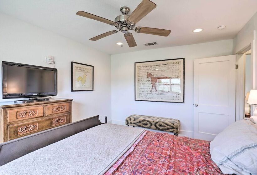 Secluded Texas Farmhouse: 12 Mi To La Grange!