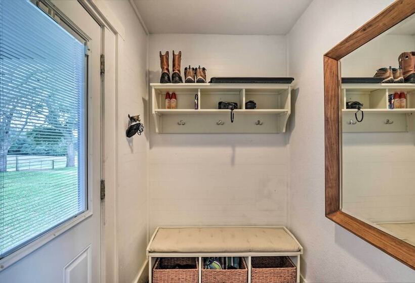 Secluded Texas Farmhouse: 12 Mi To La Grange!