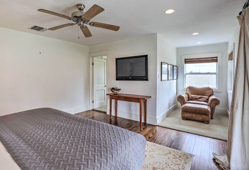 Secluded Texas Farmhouse: 12 Mi To La Grange!