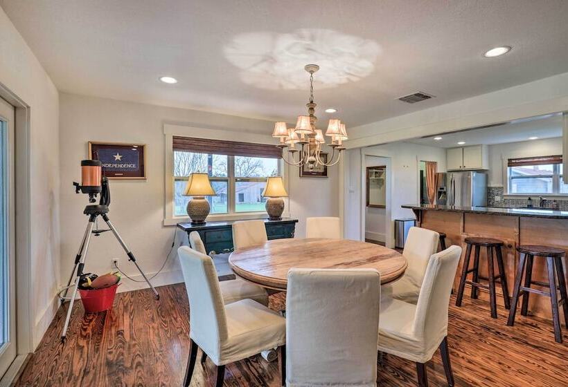 Secluded Texas Farmhouse: 12 Mi To La Grange!